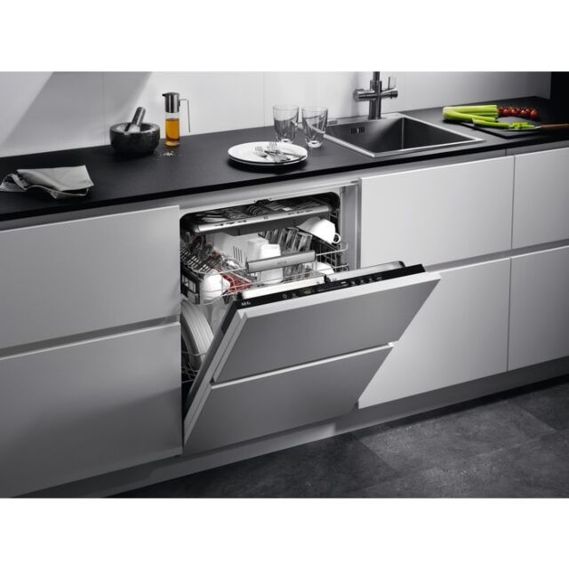 AEG FSE83837P Integrated Comfortlift dishwasher.